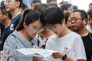 人在广东仍心系球队！赵睿手机上观看新疆客战天津的比赛直播